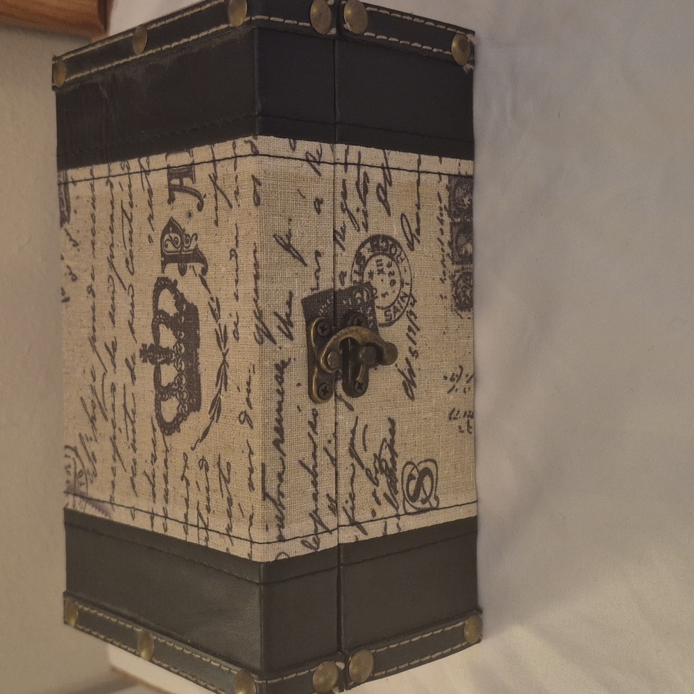 Crown Trunk With Locket / Storage